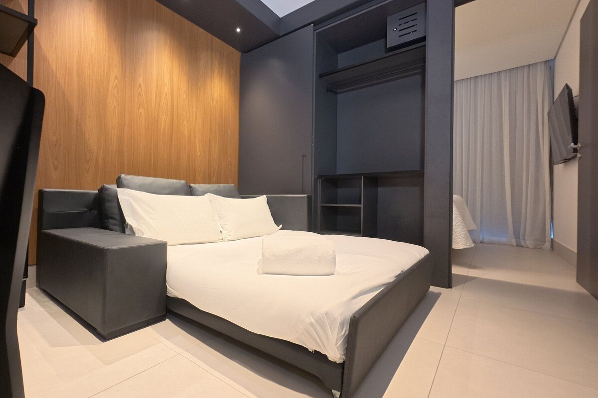 Premium bedding, minibar, laptop workspace, cribs (free)