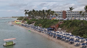 On the beach, free beach cabanas, sun loungers, beach umbrellas - Porto 2 Life Resort - GAV Resorts (Ipojuca)