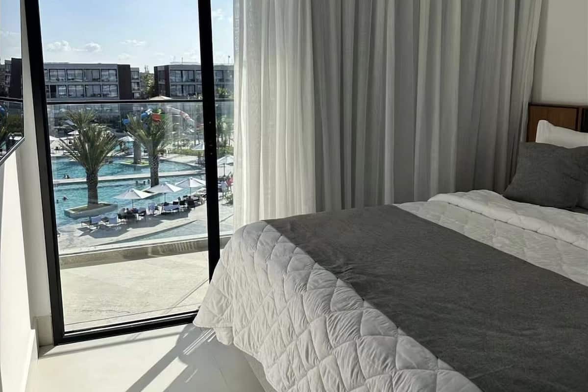 Apartment with Pool View | Premium bedding, minibar, laptop workspace, free cribs/infant beds