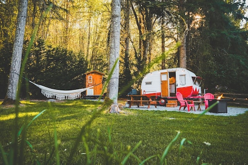"Darla" the Glamping Trailer at Ashford Lodge