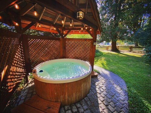 "Darla" the Glamping Trailer at Ashford Lodge