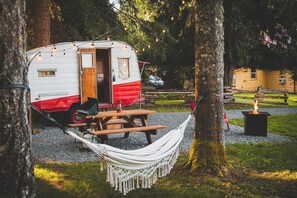 Outdoor dining - "Darla" the Glamping Trailer at Ashford Lodge (Ashford)