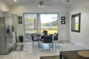 Dining - Cozy 1‑Bedroom Lakeside Apartment in Beautiful Orlando (Orlando)