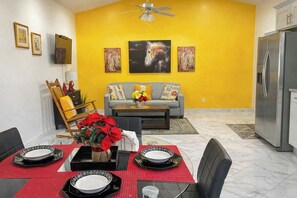 Interior - Cozy 1‑Bedroom Lakeside Apartment in Beautiful Orlando (Orlando)