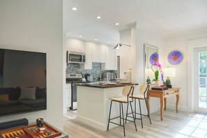 Microwave, oven, stovetop, dishwasher - Tropical Pool Oasis. Near beach, Wilton Manors and Fort Lauderdale (Fort Lauderdale)