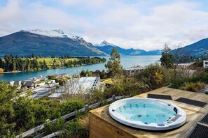 Outdoor spa tub - Earnslaw Terrace Luxury Villa-Hot Tub & Lake Views (Queenstown)