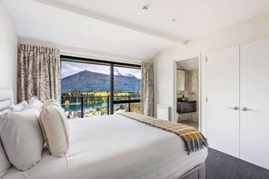3 bedrooms, iron/ironing board, WiFi, bed sheets - Earnslaw Terrace Luxury Villa-Hot Tub & Lake Views (Queenstown)