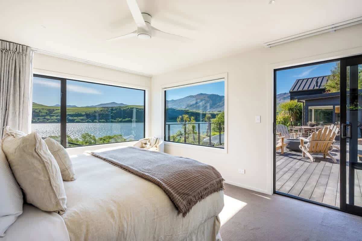 5 bedrooms, iron/ironing board, WiFi, bed sheets