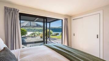 5 habitaciones, tabla de planchar con plancha, wifi y ropa de cama