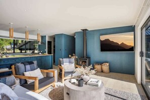Televisión, chimenea y oficina 