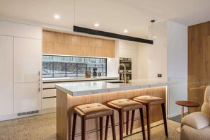 Fridge, microwave, oven, stovetop - Solara Apt, Luxury 2BR, Free Parking, BBQ & Views! (Queenstown)
