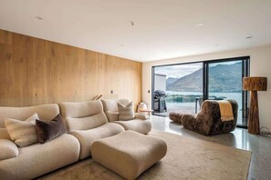 Interior - Solara Apt, Luxury 2BR, Free Parking, BBQ & Views! (Queenstown)