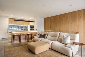 TV, offices - Solara Apt, Luxury 2BR, Free Parking, BBQ & Views! (Queenstown)