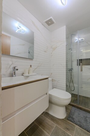 Comfort Apartment | Bilik Mandi | Pancuran mandi 