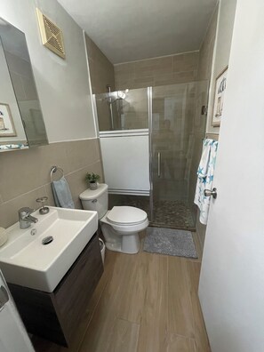 Bathroom - Charming 2-bedroom apartment with AC in vibrant Noord (Noord)