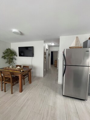 Dining - Charming 2-bedroom apartment with AC in vibrant Noord (Noord)