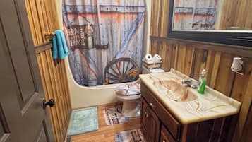 Haartrockner, Handtücher, Seife, Toilettenpapier