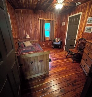 4 bedrooms, iron/ironing board, WiFi, bed sheets - Lakeview Cabin on Dale Hollow Lake, Celina TN (Celina)