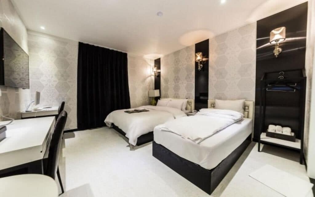 Deluxe Twin Room, City View | Desk, laptop workspace, free WiFi