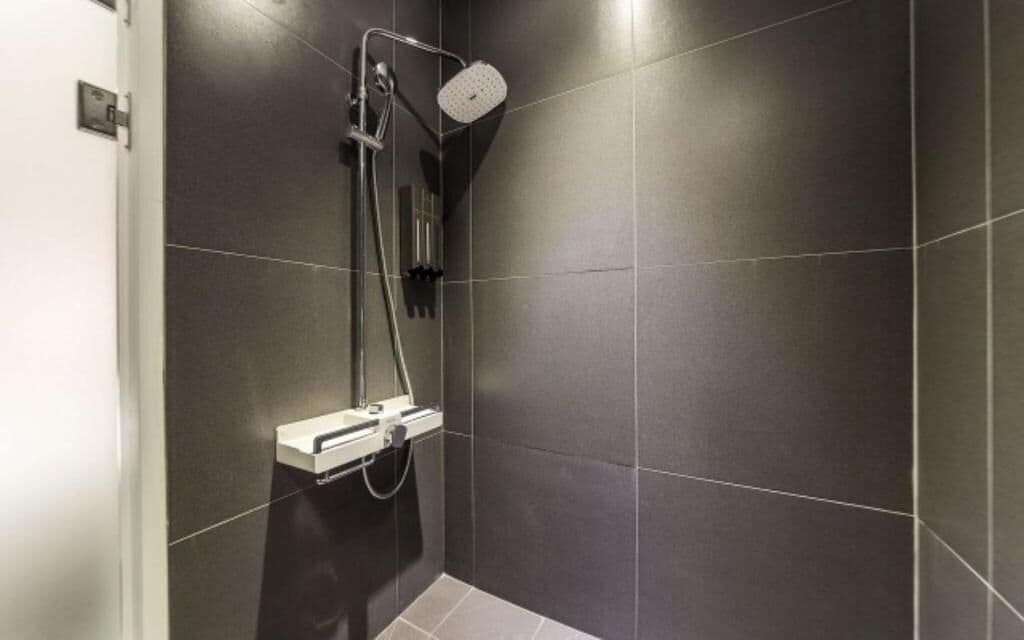 Deluxe Twin Room, City View | Bathroom | Hair dryer, towels
