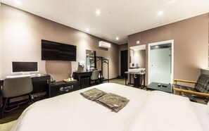 Escritorio, espacio para trabajar con laptop y cortinas blackout 