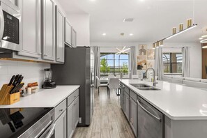 Fridge, microwave, oven, stovetop - The Best Home and Location near Disney (Orlando)