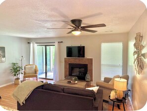 Living area - 2 King Beds - Sleeps 6 - Step Free Ground Floor -Gated Pointe Royale Golf Resort (Branson)