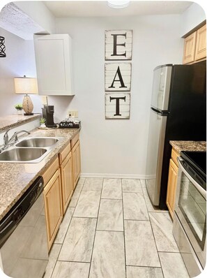 Private kitchen - 2 King Beds - Sleeps 6 - Step Free Ground Floor -Gated Pointe Royale Golf Resort (Branson)