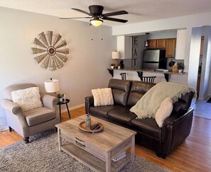 Living area - 2 King Beds - Sleeps 6 - Step Free Ground Floor -Gated Pointe Royale Golf Resort (Branson)