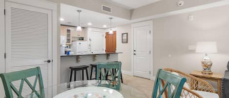 Condo, Multiple Beds (Market Street Inn 232/234 - Emerald E) | Dining