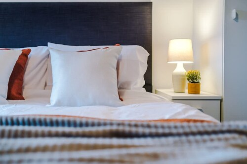 Modern 2-bed Flat in Central Leeds - Sleeps 6