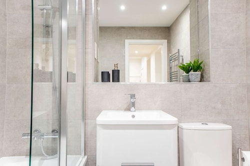 Modern 4-bed Apartment Leeds Business District