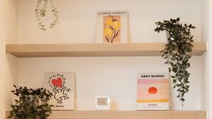A bookshelf with books and plants. - Central Leeds 1-bed Apartment Near Train Station (Leeds)