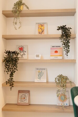 A bookshelf with books and plants. - Central Leeds 1-bed Apartment Near Train Station (Leeds)