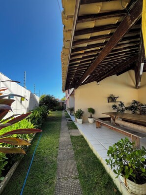 Outdoor dining - Cozy house in a gated community in Barra de São Miguel - 100 meters from the beach. (Barra de São Miguel)