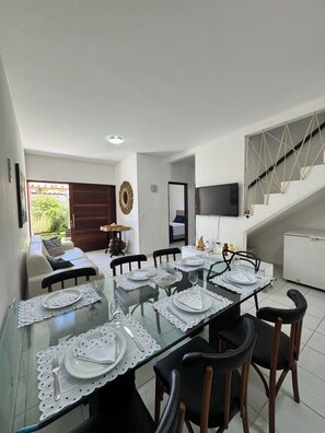 Dining - Cozy house in a gated community in Barra de São Miguel - 100 meters from the beach. (Barra de São Miguel)