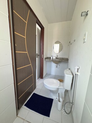 Shower, towels, toilet paper - Cozy house in a gated community in Barra de São Miguel - 100 meters from the beach. (Barra de São Miguel)