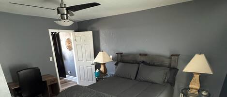 1 habitación, tabla de planchar con plancha, wifi y ropa de cama