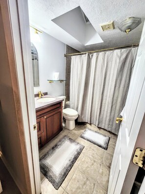 Bathroom - 30+ day stay. Move-in ready! Utilities included (Fredericksburg)