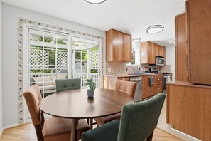 Dining - 30+ day stay. Move-in ready! Utilities included (Fredericksburg)