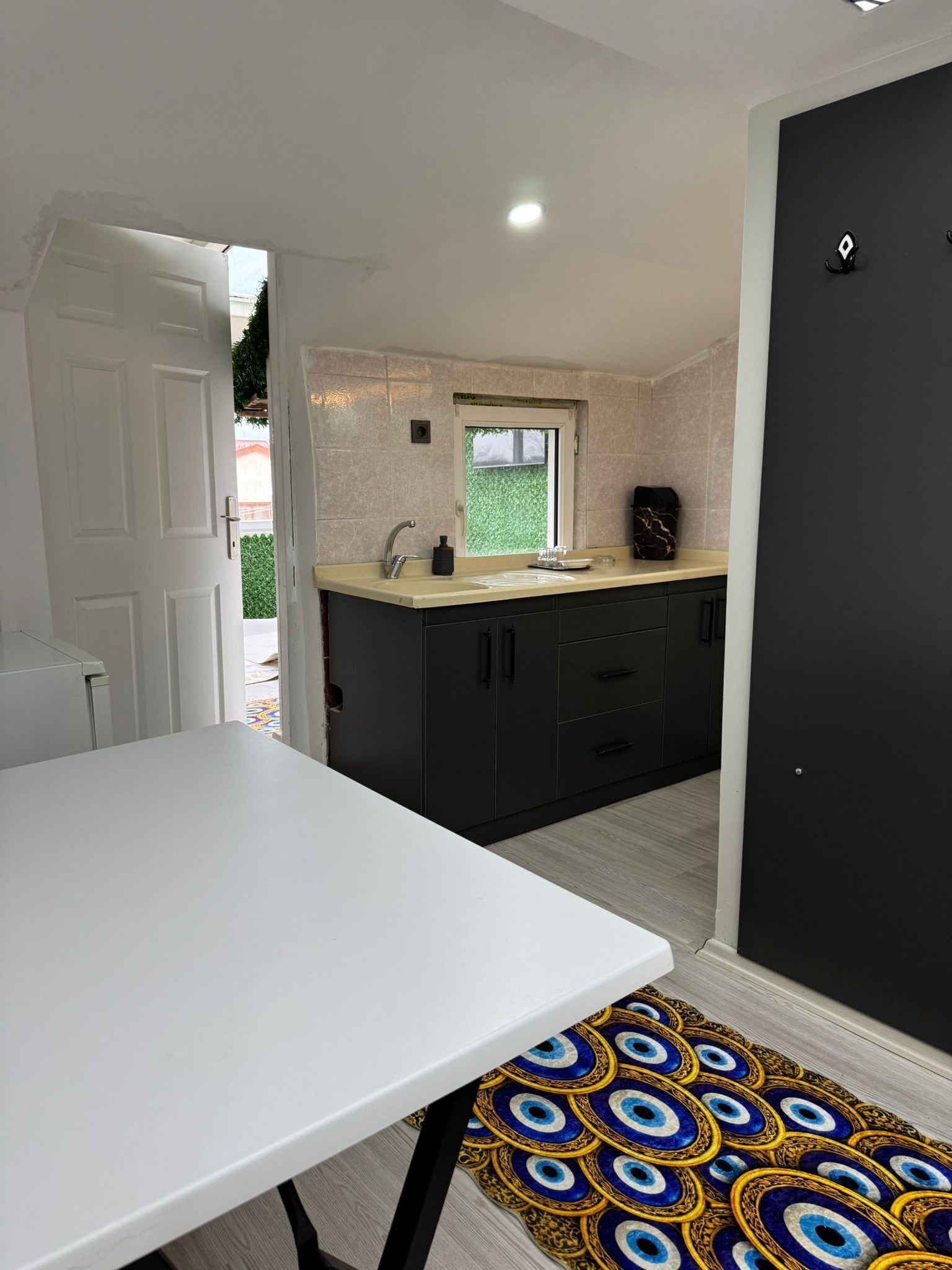 Ático Deluxe, balcón, vistas al parque | Cocina privada | Frigorífico pequeño, placa de cocina y utensilios de cocina