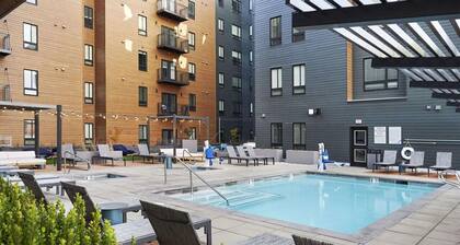 Greenbelt 2BR for 6 | Pool · King Beds · Downtown