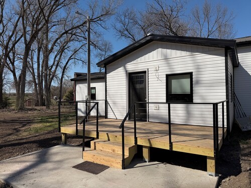  Newly Remodeled Creekside Bungalow on 3 acres with private Beach/Creek access