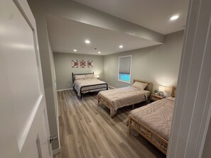 2 bedrooms, WiFi, bed sheets -  Newly Remodeled Creekside Bungalow on 3 acres with private Beach/Creek access (Verdigre)