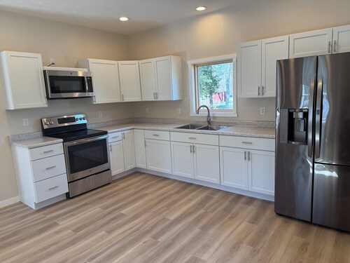  Newly Remodeled Creekside Bungalow on 3 acres with private Beach/Creek access