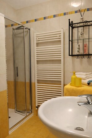 Shower, jetted tub, hair dryer, bidet - Cozy three-bedroom apartment in Santa Giulia, well-serviced neighborhood (Milano)