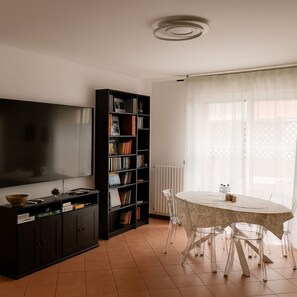 Interior - Cozy three-bedroom apartment in Santa Giulia, well-serviced neighborhood (Milano)