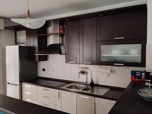 Oven, stovetop, dishwasher - Cozy three-bedroom apartment in Santa Giulia, well-serviced neighborhood (Milano)