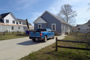 Property grounds - Rehoboth Beach House Pet Friendly Fenced Yard Next to Trail (Rehoboth Beach)