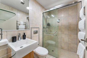 Hair dryer, towels, soap, shampoo - Roberts Street Retreat - Taupo CBD (Taupo)